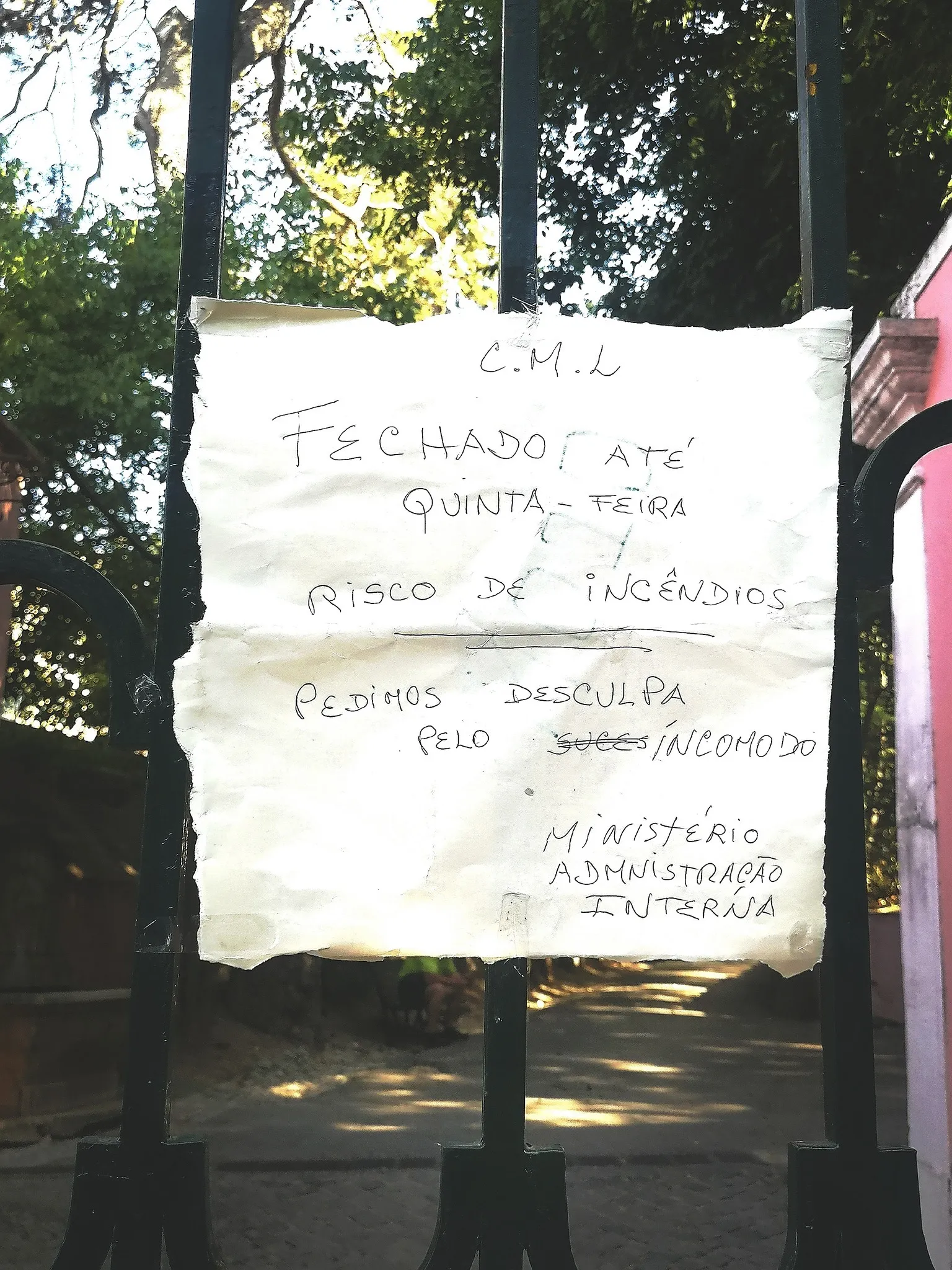Aviso no portão da Tapada das Necessidades