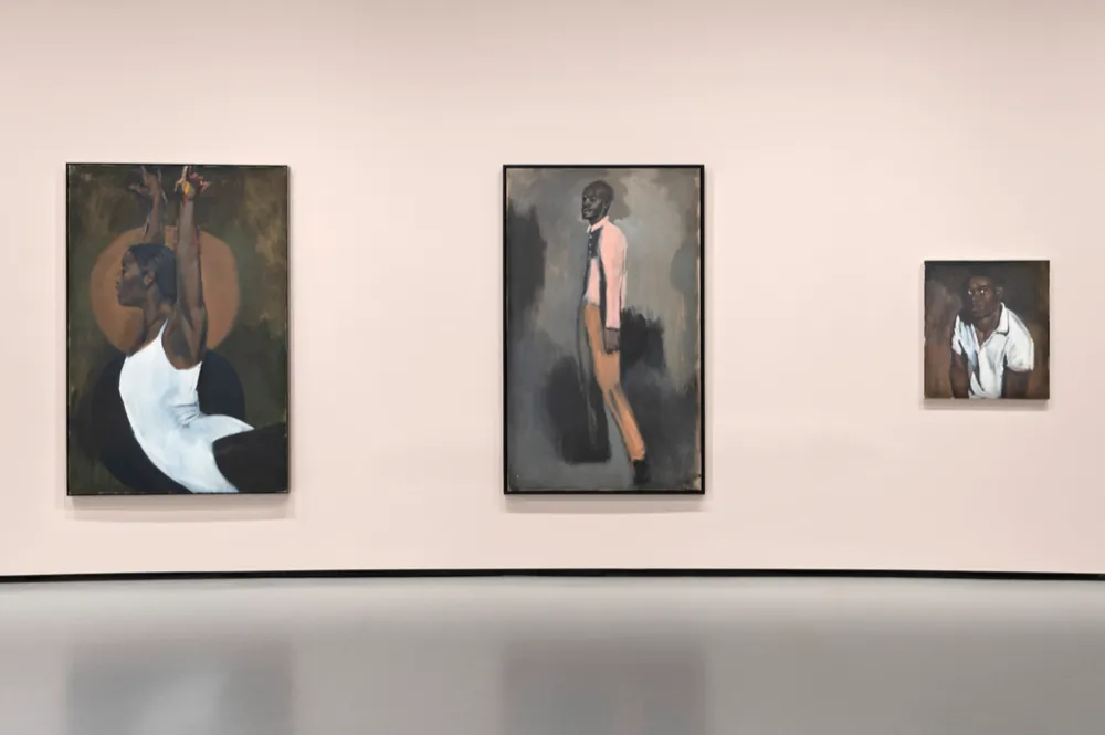Vue de l’exposition « Corps et âmes », Bourse de Commerce – Pinault Collection, Paris, 2025. Oeuvres de Lynette Yiadom-Boakye. Photo : Nicolas Brasseur / Pinault Collection.