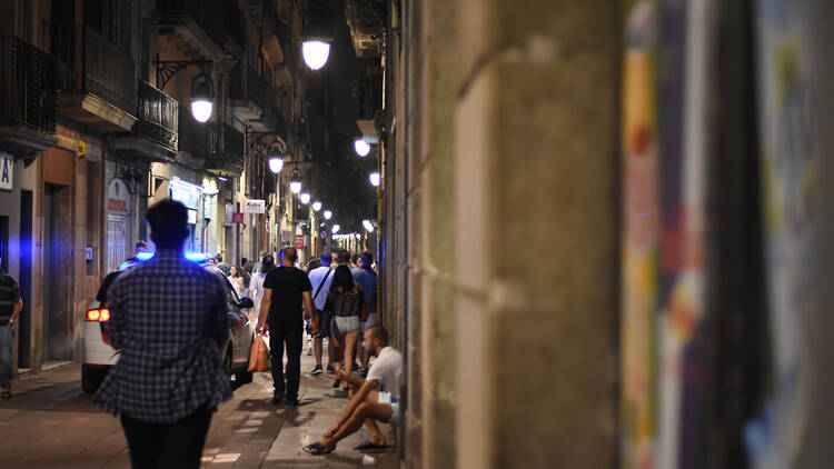 Turistas recorren los bares de Ciutat Vella 