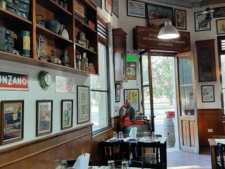 El bodegón de platos abundantes que propone viajar en el tiempo