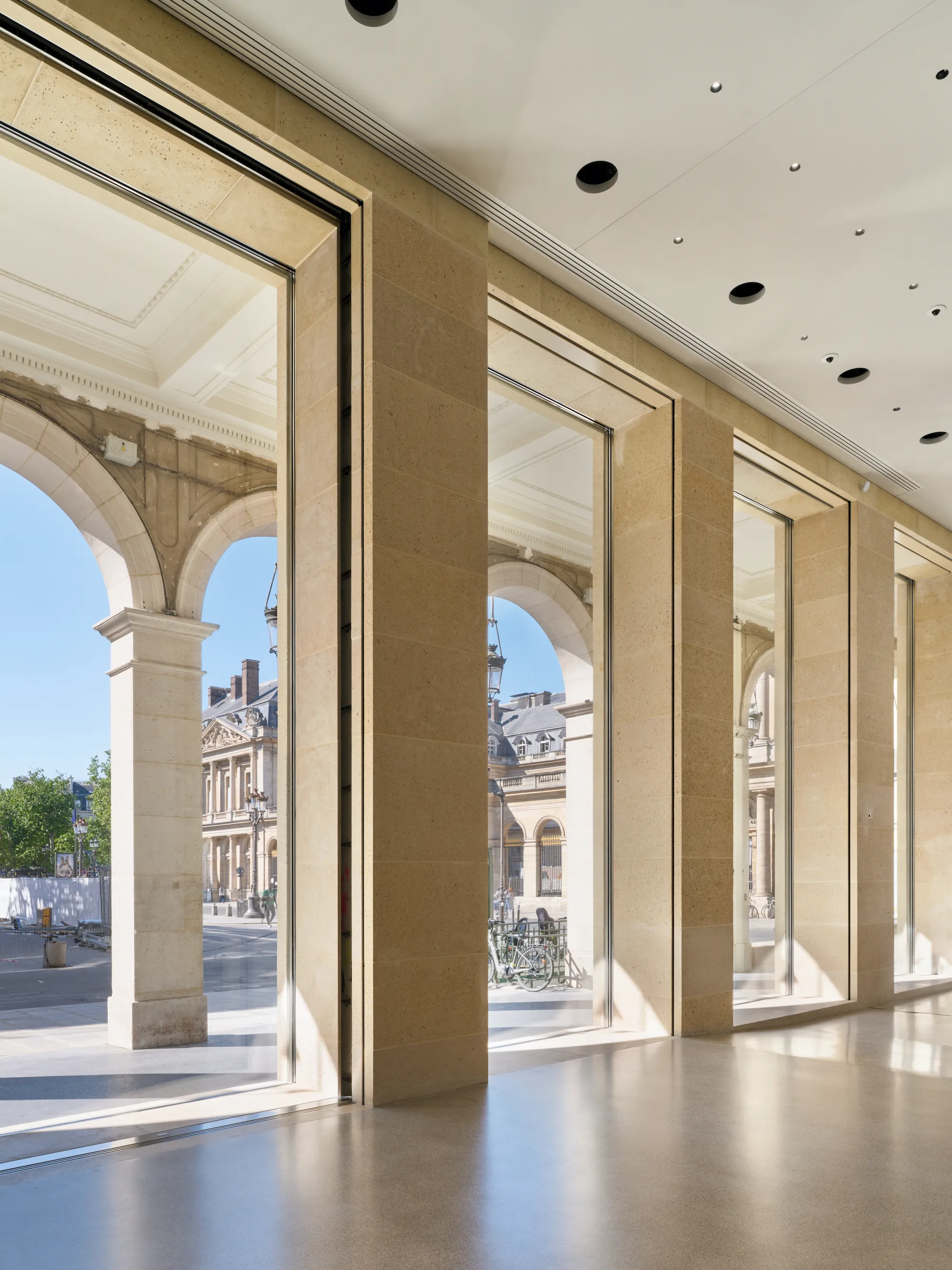 De grandes baies vitrées ont été installées au rez-de-chaussée © Martin Argyroglo