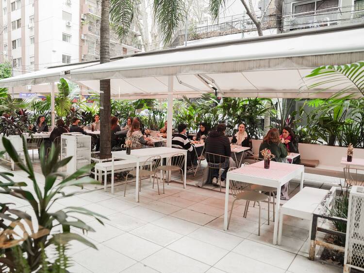 CASA SÁENZ: comida de raíz y mantitas en el patio