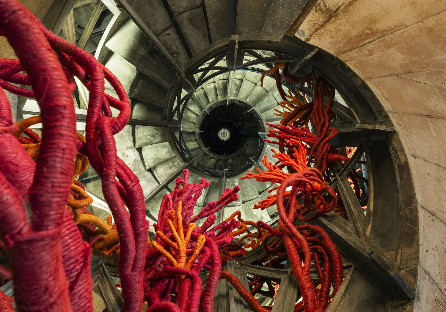 La sculpture textile d'Aude Franjou à l'intérieur de la Colonne de Juillet © Vincent Leroux