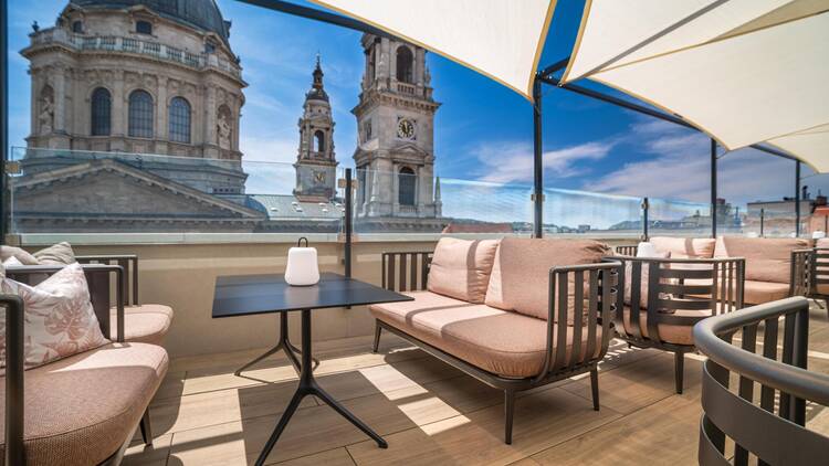 Az ISSEI Skybar & Restaurant étterem kilátással vár a Bazilikára