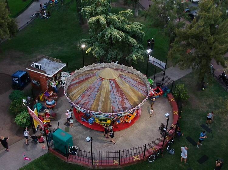 Dar una vuelta en la calesita más antigua de Buenos Aires