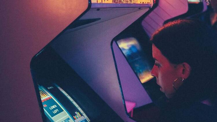Videojuegos de los 80 y 90 en un bar que celebra el juego compartido