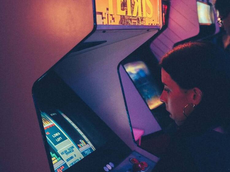Videojuegos de los 80 y 90 en un bar que celebra el juego compartido
