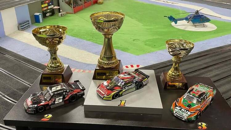 Competencias de Scalextric con curvas cerradas y piques