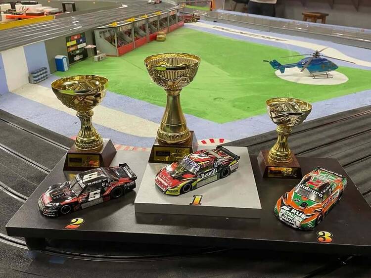 Competencias de Scalextric con curvas cerradas y piques