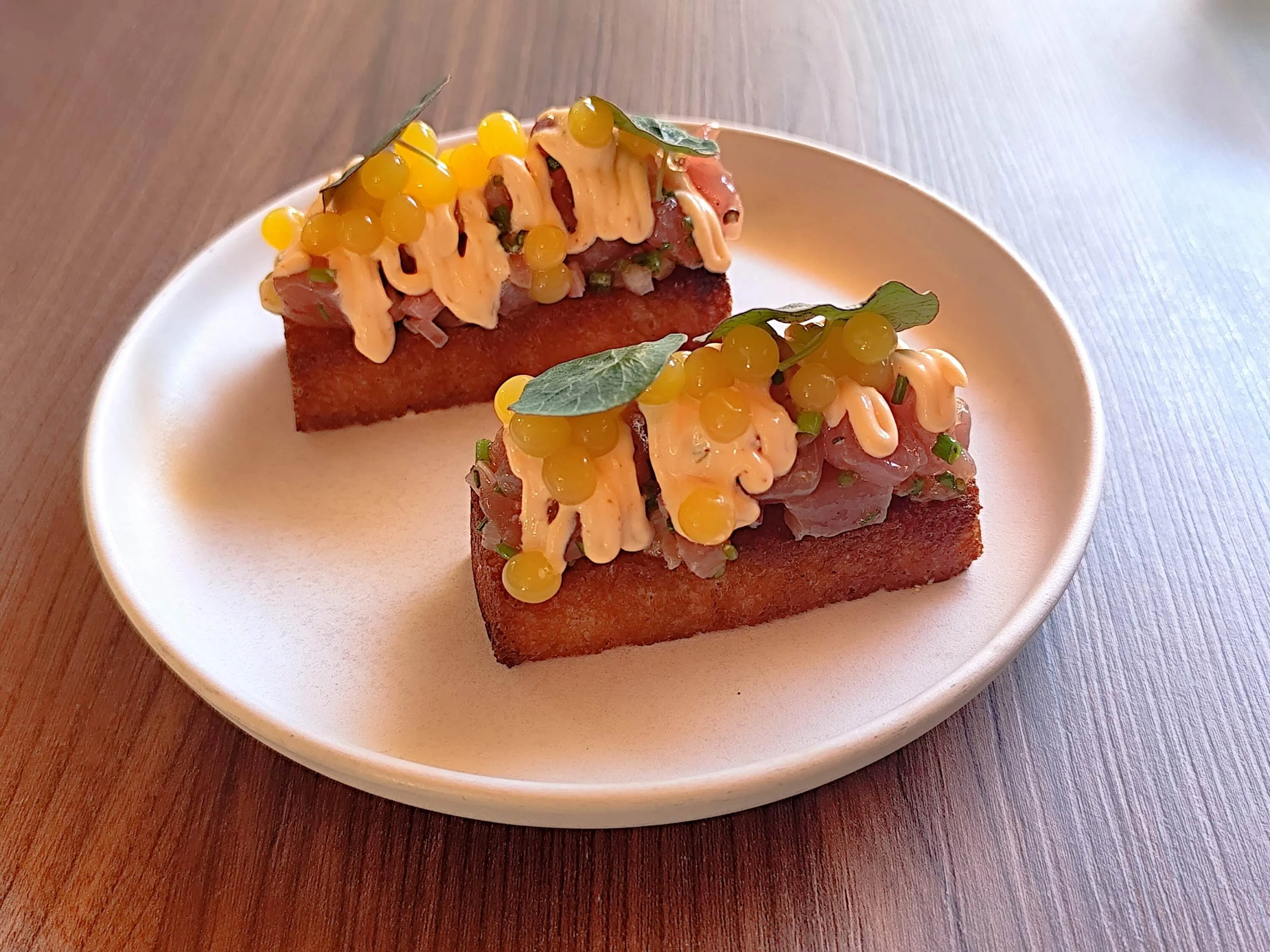 Tártaro de atum patudo com maracujá e molho picante, do Cibû