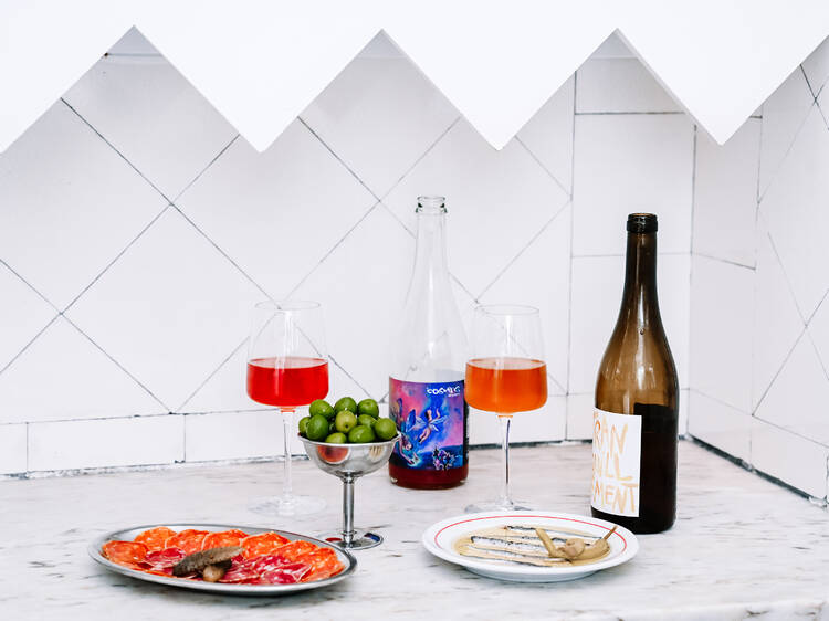 O Rosie’s é um bar de vinhos naturais, mas podia ser a sala de estar de uma amiga