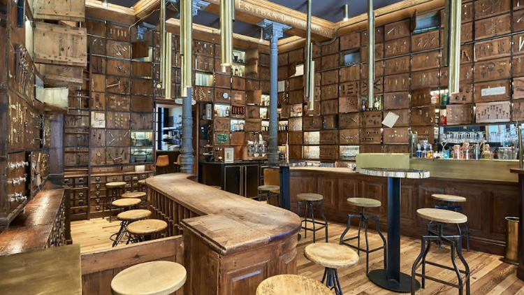 Historia, arte y gastronomía en la ferretería más antigua de Madrid