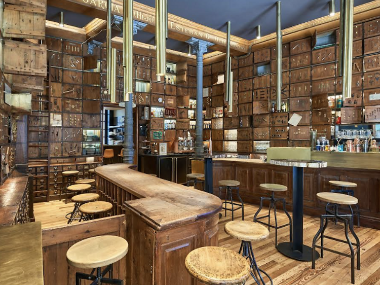 Historia, arte y gastronomía en la ferretería más antigua de Madrid