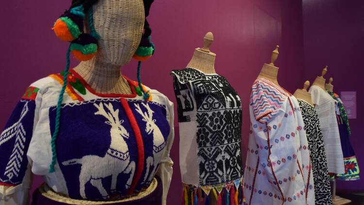 Mujer huipil exposición