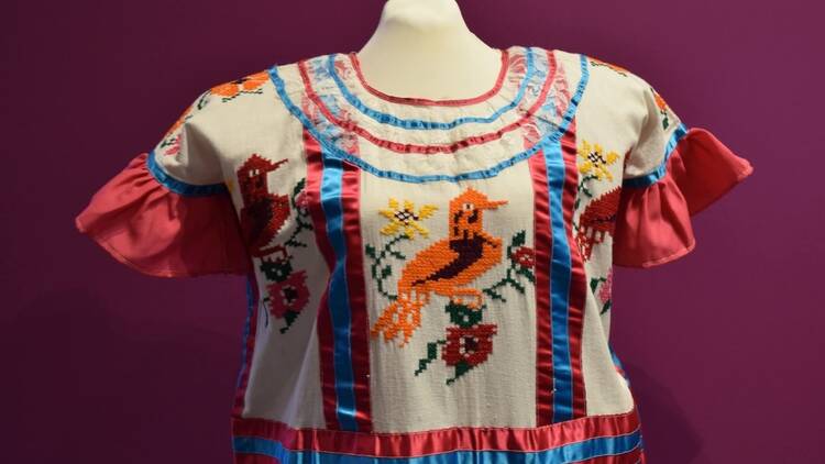 Mujer huipil exposición