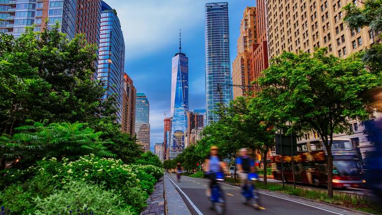 Cyclists down the Hudson River greenway