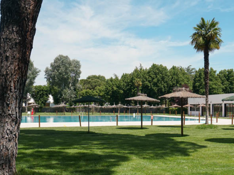 Descubrimos cuatro piscinas escondidas rodeadas de zonas verdes, con camas libanesas y a 5 minutos de Moncloa Descubrimos cuatro piscinas escondidas rodeadas de zonas verdes, con camas libanesas y a 5 minutos de Moncloa