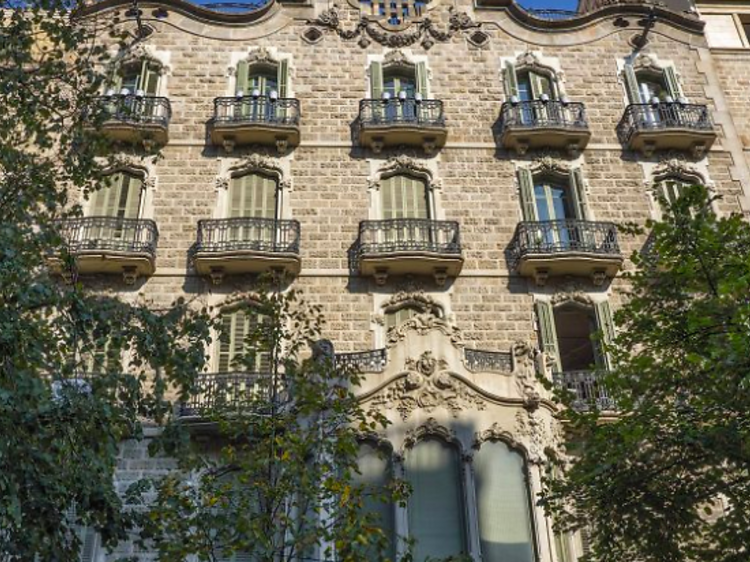 Una impressionant casa modernista de Barcelona inspirada en Gaudí acull ara la nova botiga d’una marca de moda i complements