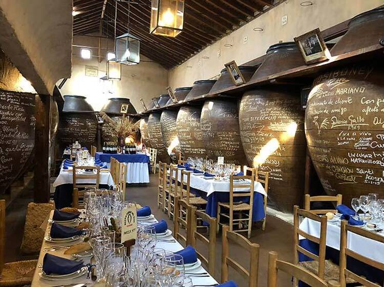 El horno de leña más grande de España y ahora nominado por su diseño: así es este legendario mesón en uno de los pueblos más visitados de Madrid