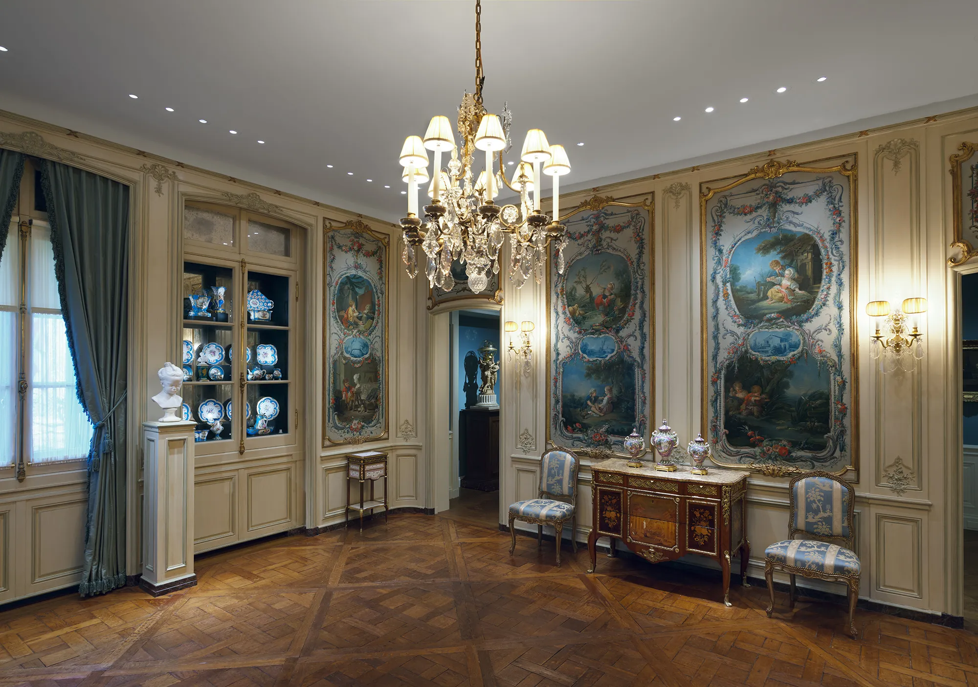 A fancy room with a chandelier and ceramics.