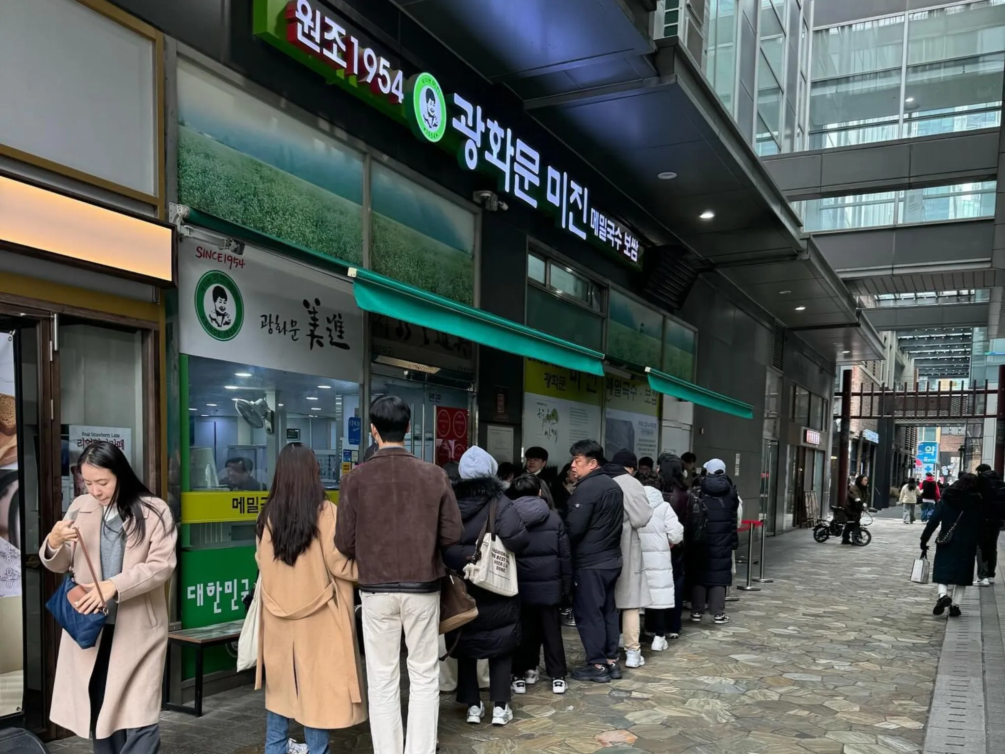 Gwanghwamun Mijin queue Korea Seoul