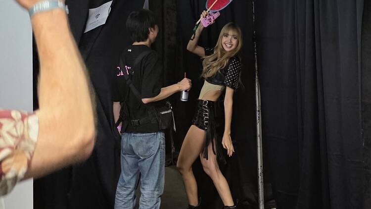 Lisa picks up a fan