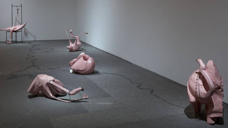 Naufus Ramírez-Figueroa. 'Fettered Flamingos', 2017. Kustmuseen Krefeld, Sammlung Heinz und Marianne Ebers-Stiftung. Archivo fotográfico Museo Reina Sofía