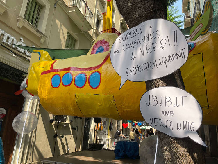 La Vila de Gràcia planta cara a la destrucció dels guarnits i reivindica la força col·lectiva