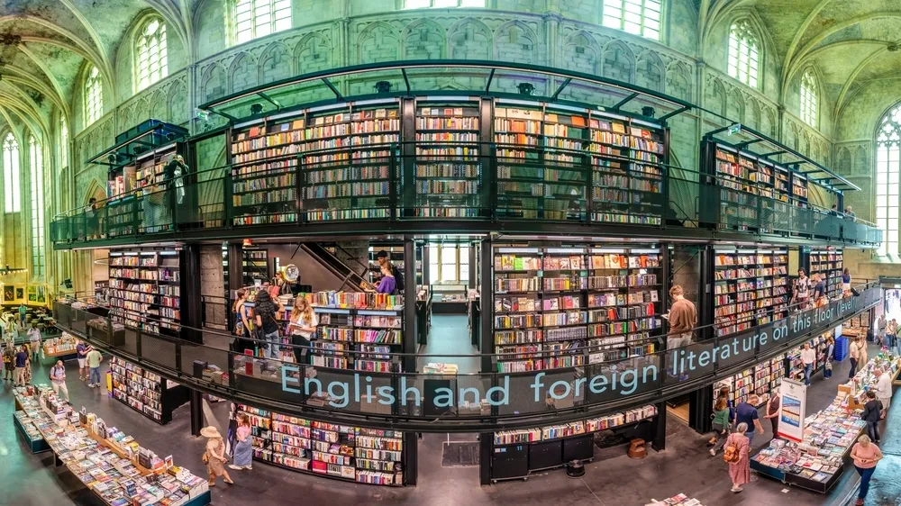 boakhandel dominicanen maastricht bookshelves