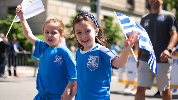 Nenes celebrant el dia de de la independència de Grècia