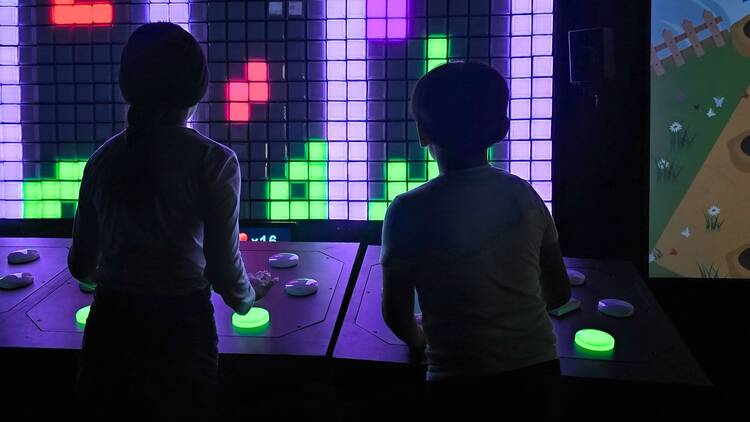 Niños jugando Tetris en Pixel Universe