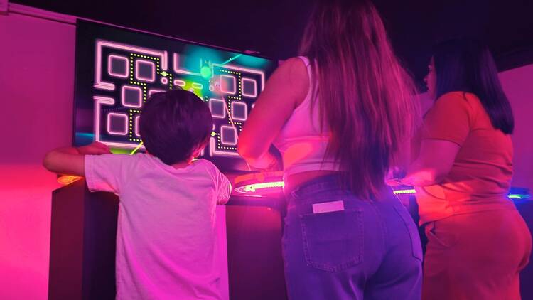 Personas jugando en Pixel Universe