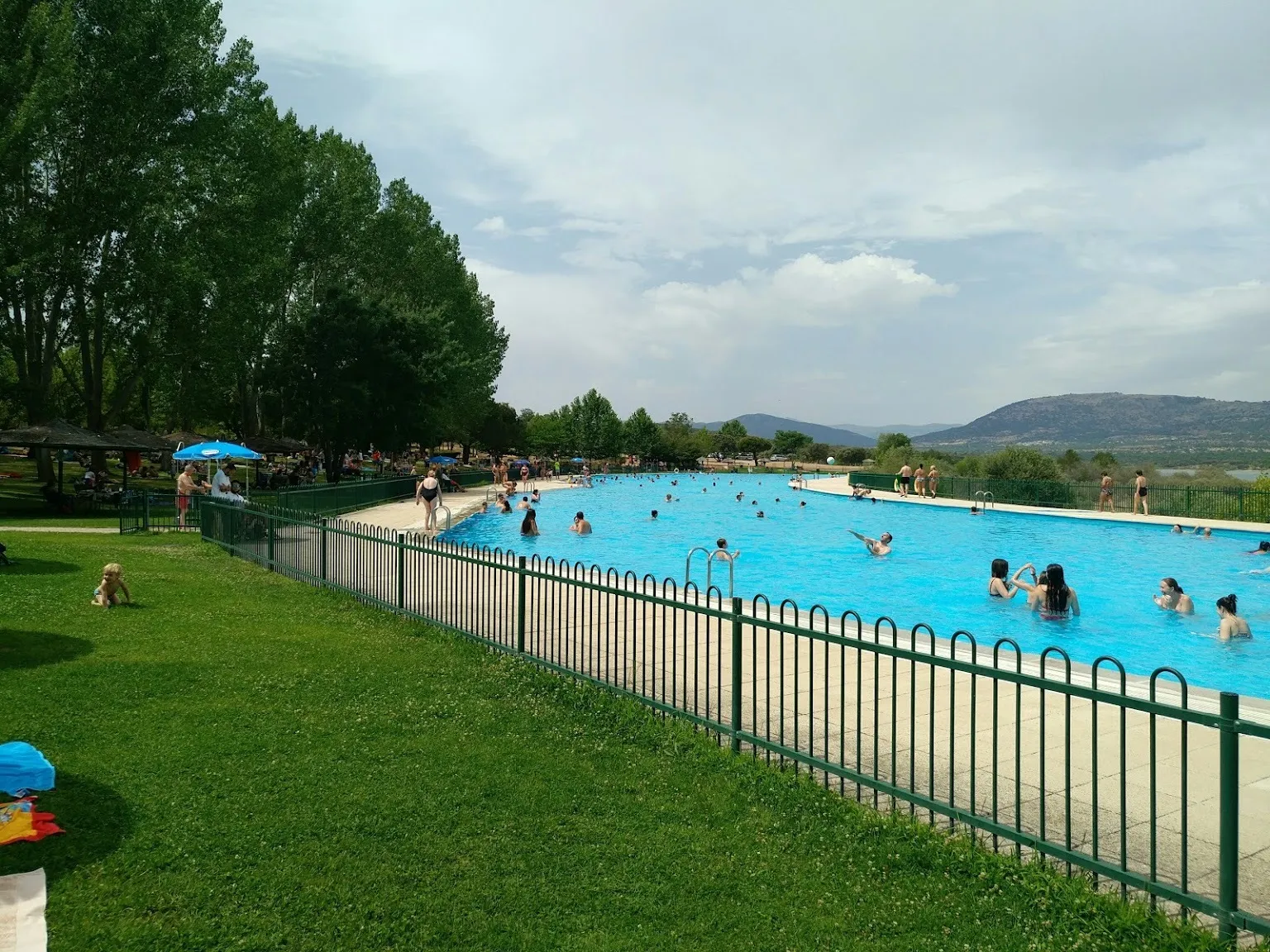 La piscina de Riosequillo (foto: arearecreativa.buitrago.org)
