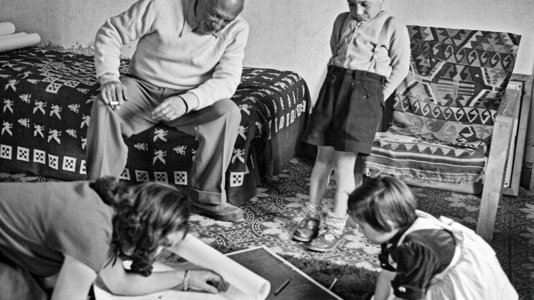 Pablo Picasso, Françoise Gilot i els seus fills Claude i Paloma , La Galloise, Valauri, 1953 Còpia moderna Edward Quinn Archive