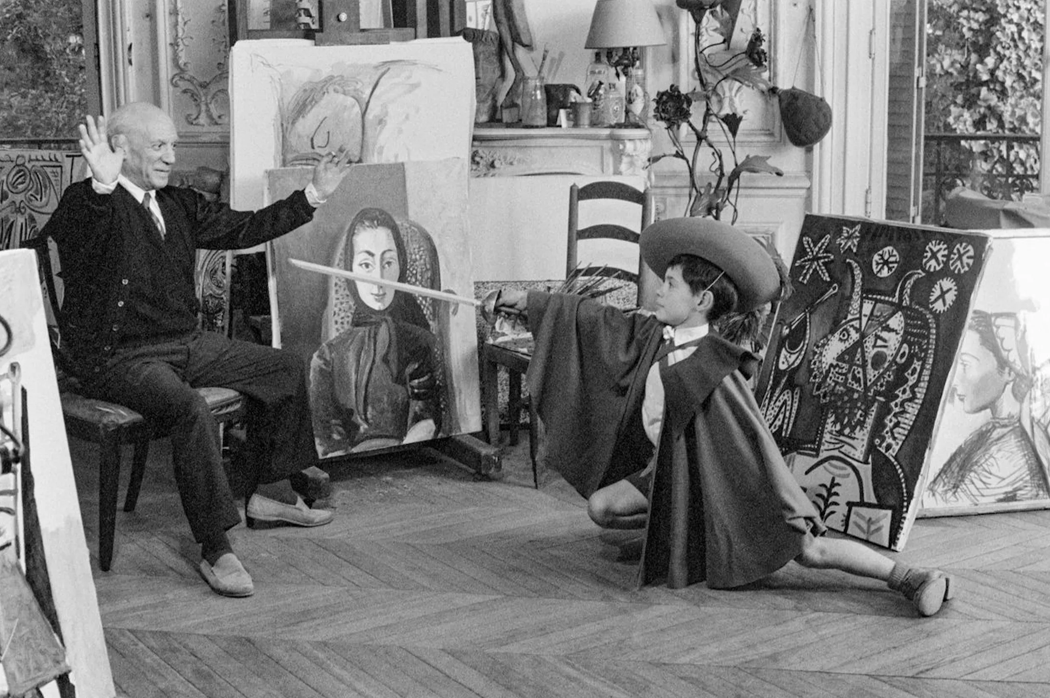 Pablo Picasso con su hijo Claude disfrazado de mosquetero, La Californie, Cannes, 1955