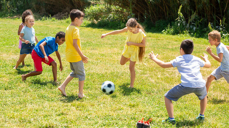 Niños y niñas jugando en el parque