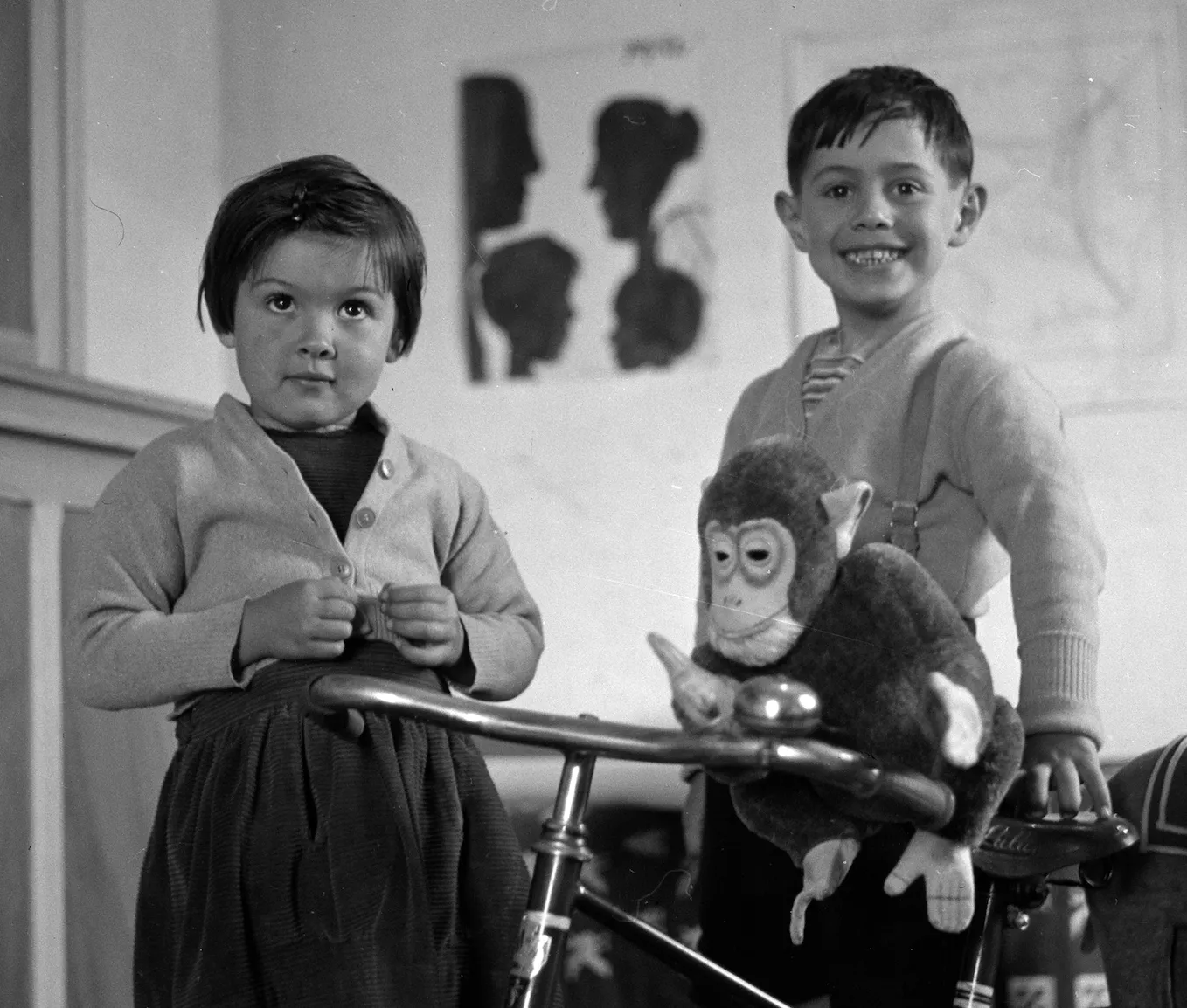 Paloma y Claude Picasso con un mono de peluche en una bicicleta, La Galloise, V allauris, 1953