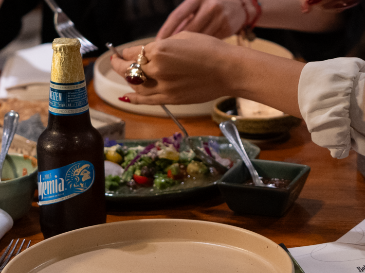 Ensalada de frijoles nativos y nopales + Bohemia Weizen