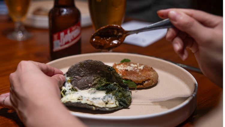Quesadilla de quelites y gordita de chicharrón + Bohemia Pilsner