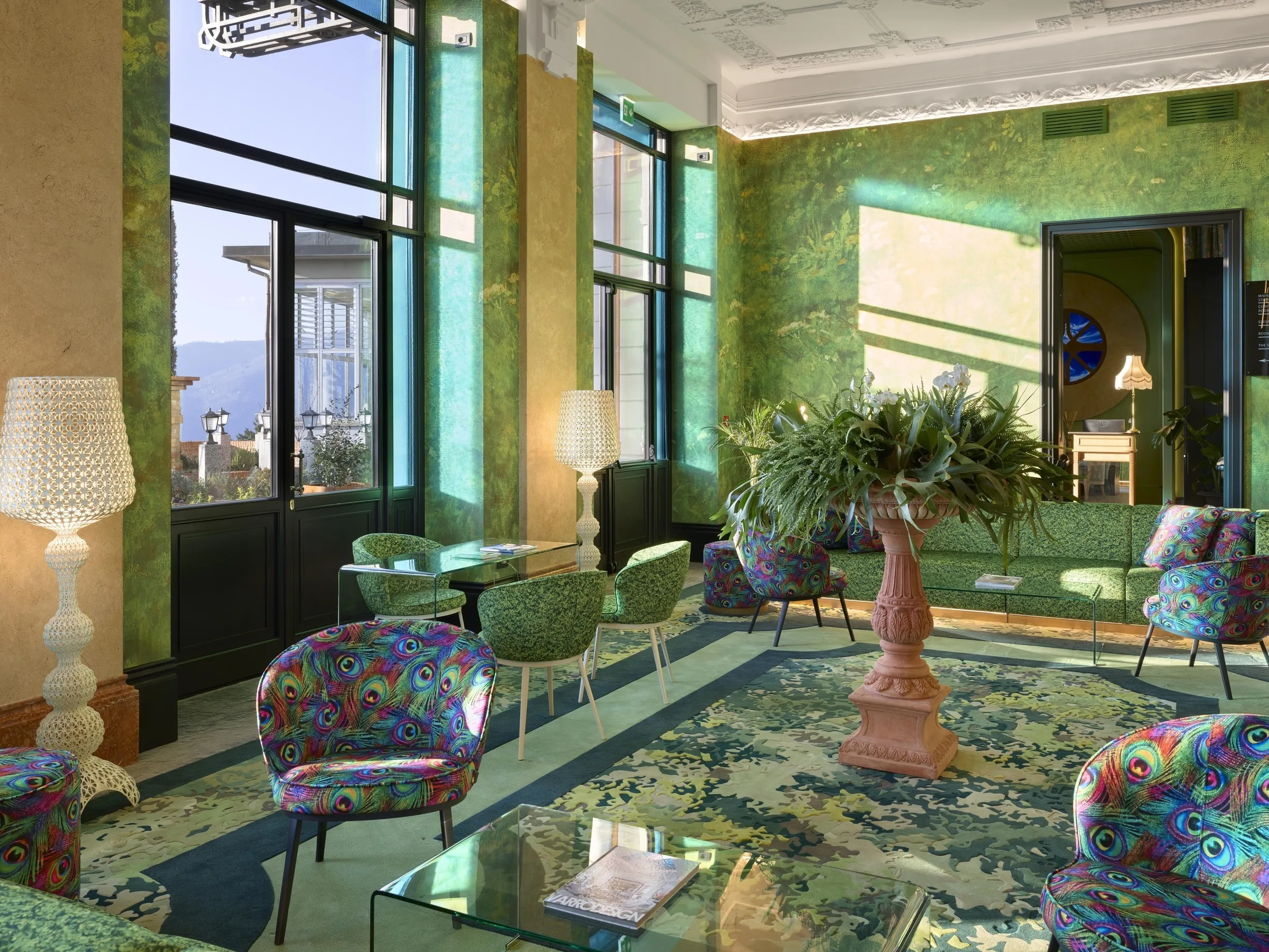 A Nouvole Garden Hotel lobbija pávatoll mintás székekkel, grandiózus enteriőrrel