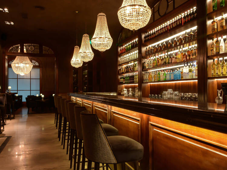 La Biblioteca at Presidente Bar