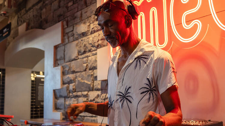 DJ
