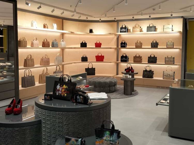 De calzado a bolsos de diseño: un nuevo outlet de lujo estrena tienda en Madrid