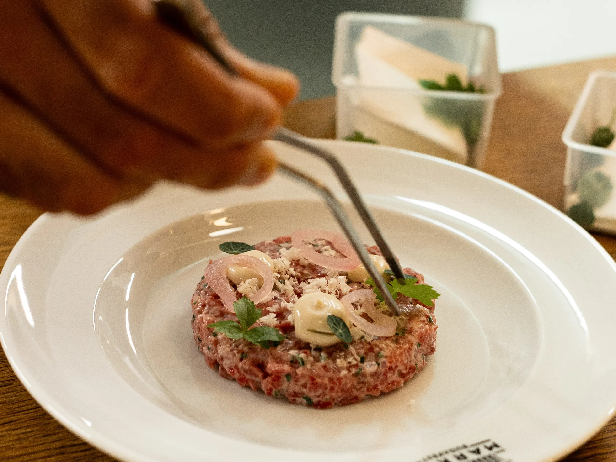 Tatárbifsztek tálalás a LIRA by Essência Restaurantnál a Time Out Market Budapesten