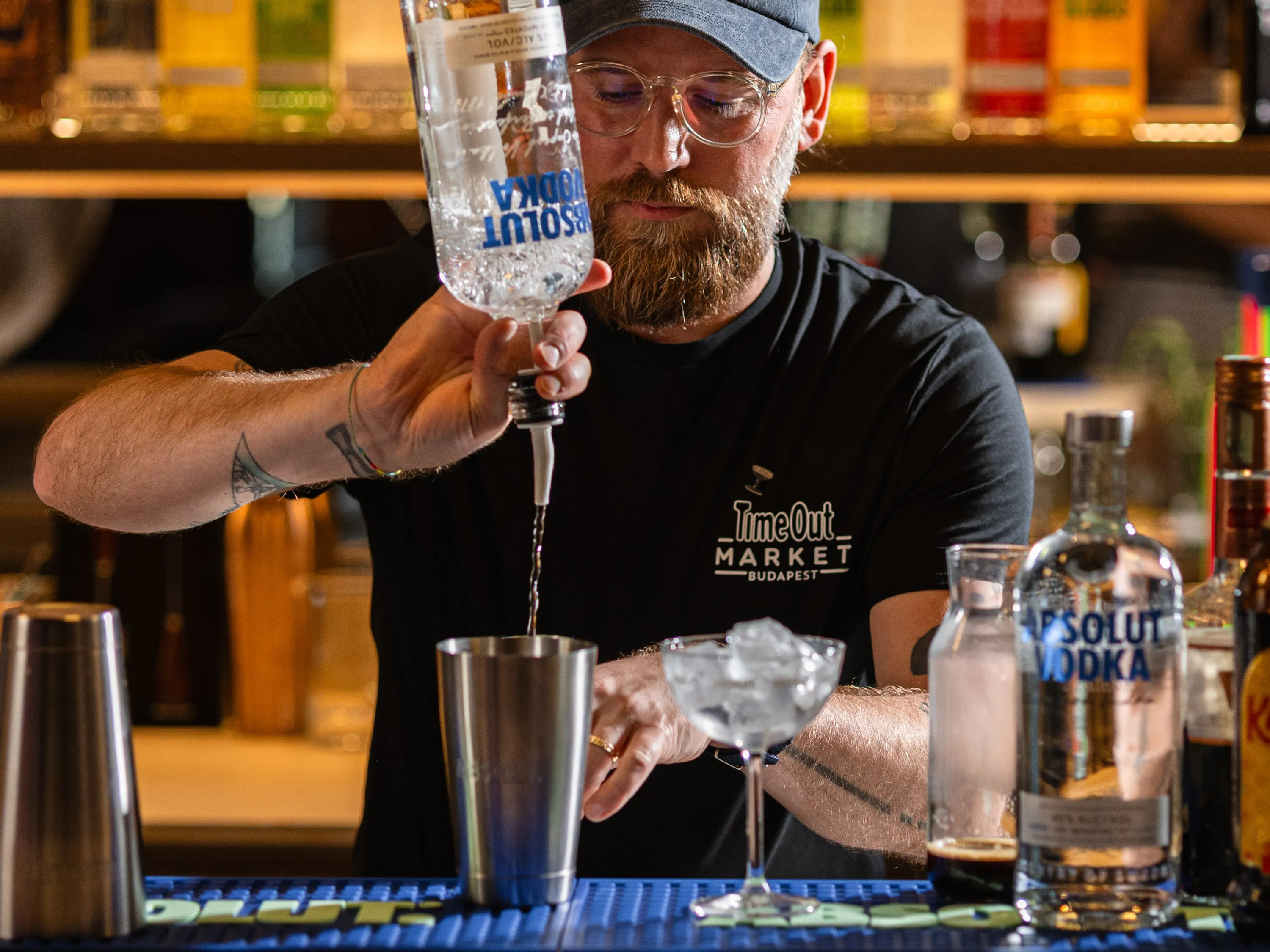 Koktél keverés az Absolut Barban a Time Out Market Budapesten