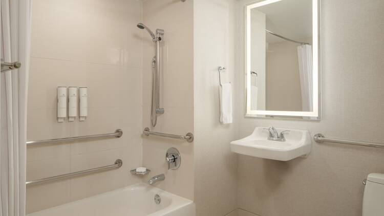 Aura Hotel Times Square standard bathroom