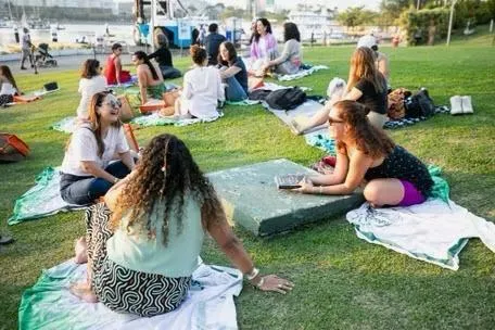 Clima descontraído e o cenário da Baía de Guanabara