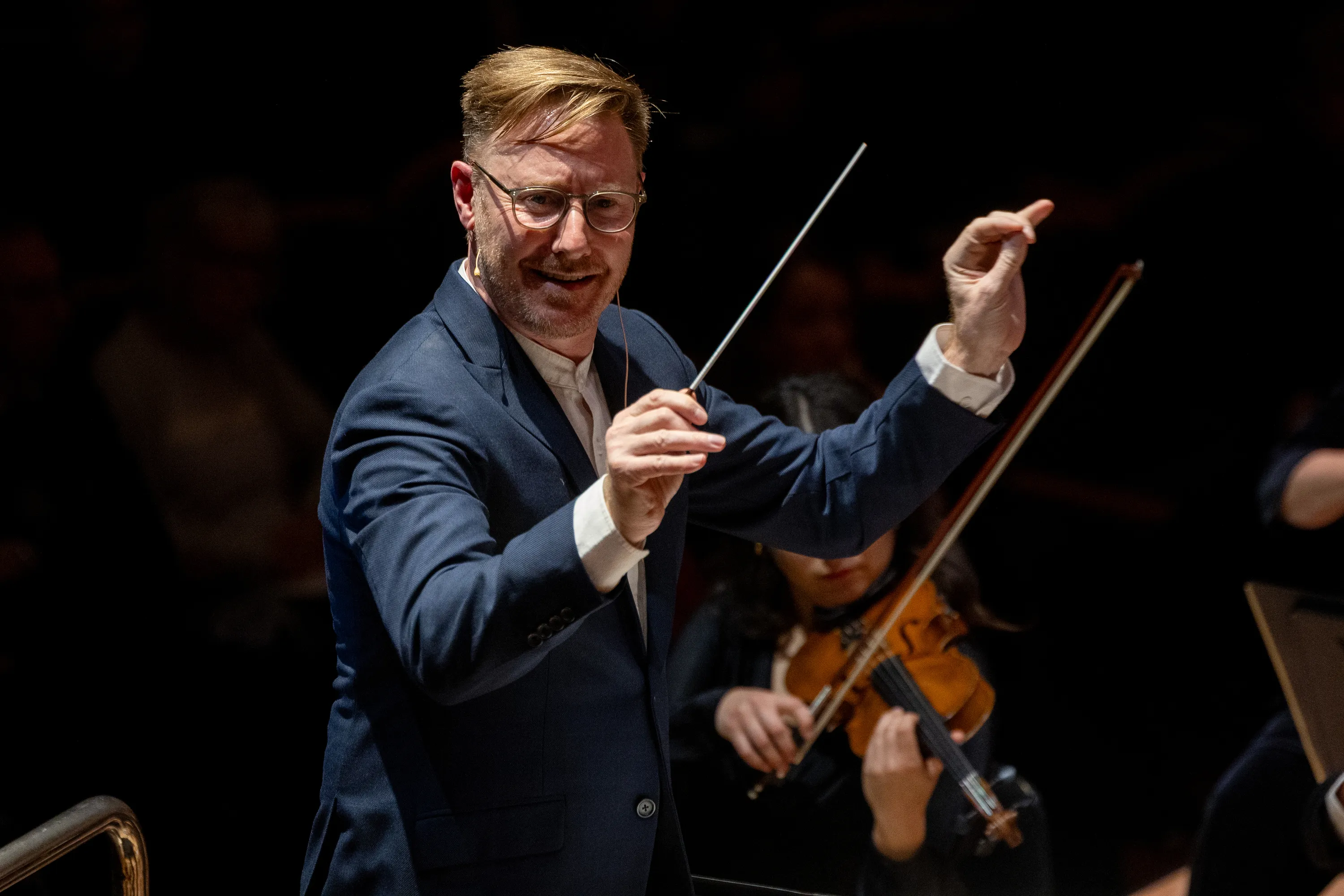 Benjamin Northey conducting an orchestra