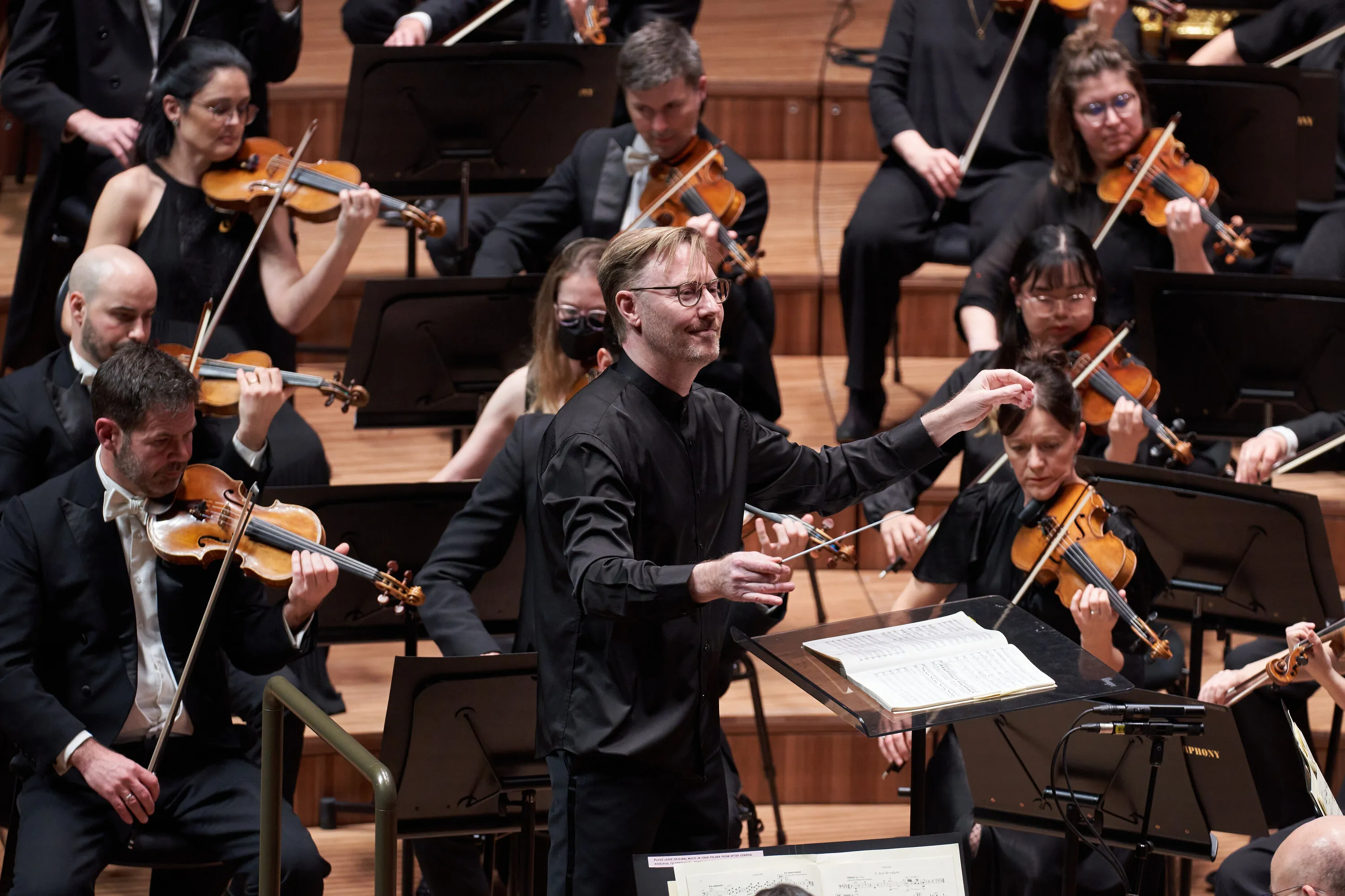 Benjamin Northey conducting an orchestra