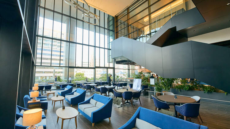 水辺フードコートで作業に耽る。